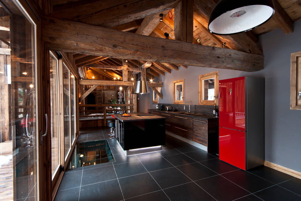 Chalet de Claude: un chalet de luxe, mais distinctif avec un intérieur en rouge et noir, shep&kyles design shep&kyles design Kitchen