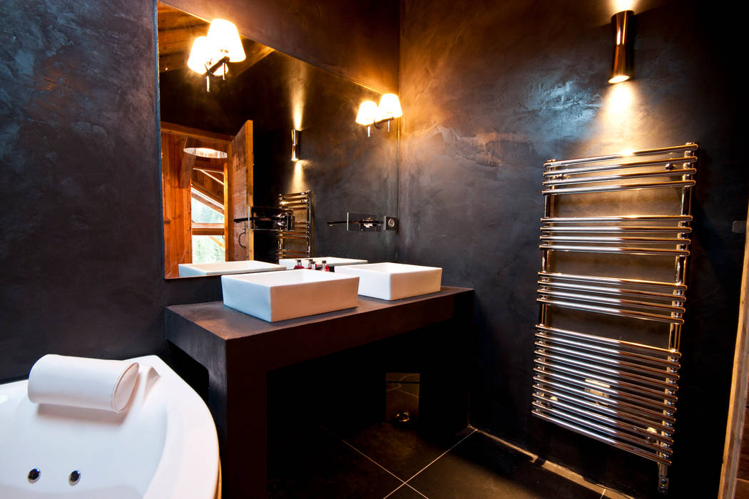 Chalet de Claude: un chalet de luxe, mais distinctif avec un intérieur en rouge et noir, shep&kyles design shep&kyles design Kırsal Banyo