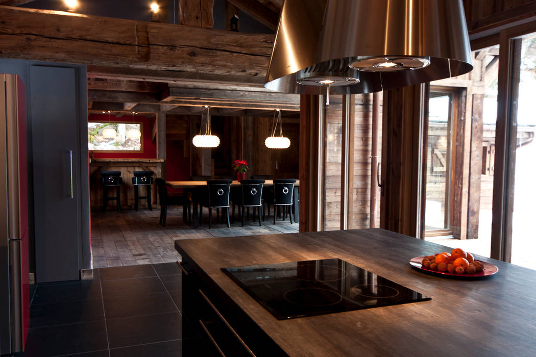 Chalet de Claude: un chalet de luxe, mais distinctif avec un intérieur en rouge et noir, shep&kyles design shep&kyles design Landelijke keukens