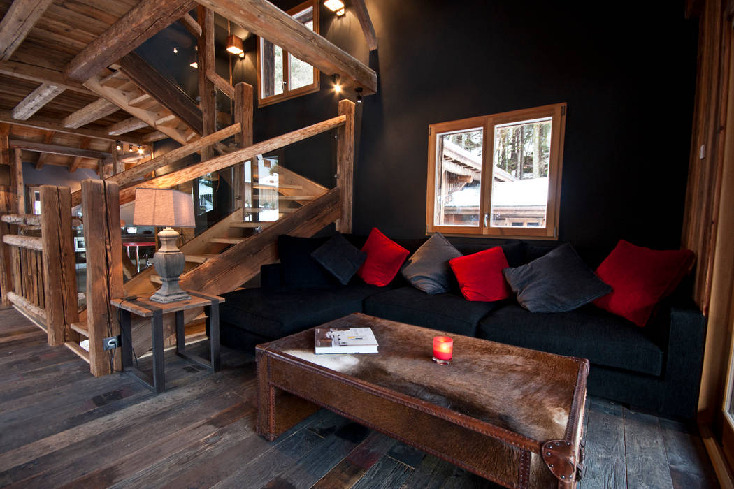 Chalet de Claude: un chalet de luxe, mais distinctif avec un intérieur en rouge et noir, shep&kyles design shep&kyles design Гостиная в стиле кантри