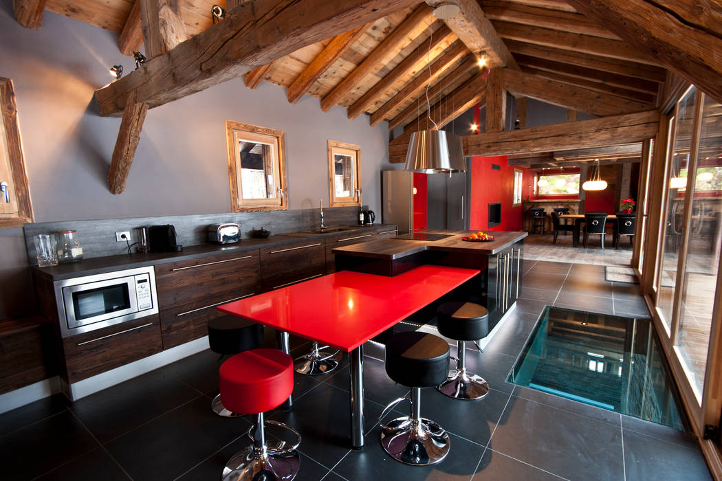 Chalet de Claude: un chalet de luxe, mais distinctif avec un intérieur en rouge et noir, shep&kyles design shep&kyles design Cucina rurale