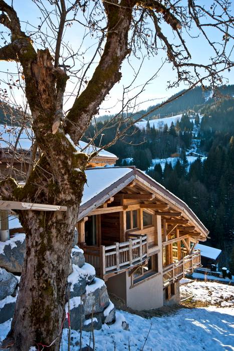 Chalet Les Chantéls: Un chalet neuf de luxe qui combine l'architecture traditionnelle savoyarde avec un intérieur contemporain, shep&kyles design shep&kyles design Дома в стиле кантри