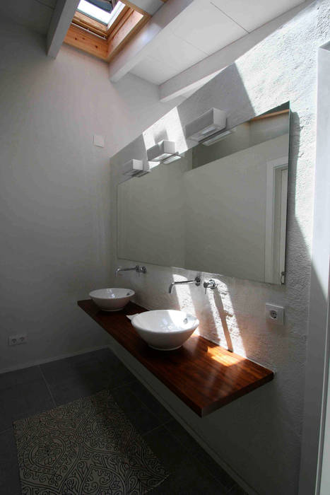 Suite FG ARQUITECTES Modern style bathrooms