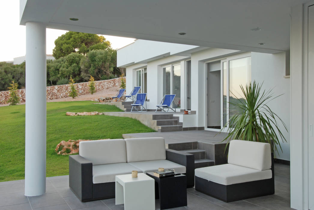 Terraza con jardín y piscina FG ARQUITECTES Balcones y terrazas de estilo moderno