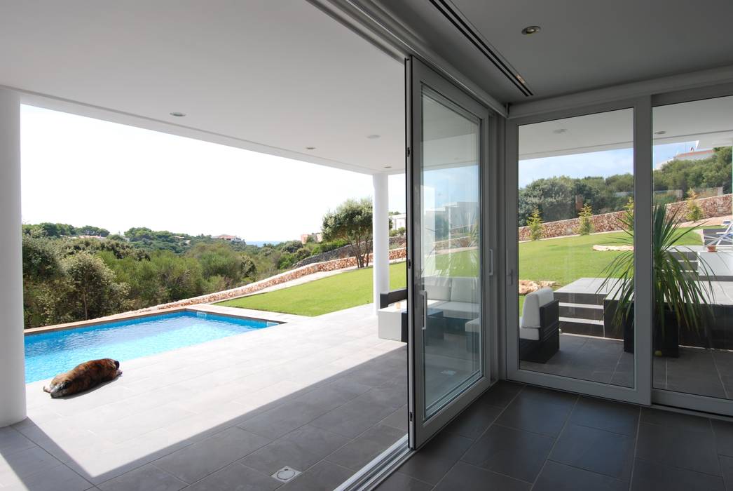 Terraza con jardín y piscina FG ARQUITECTES Balcones y terrazas de estilo moderno