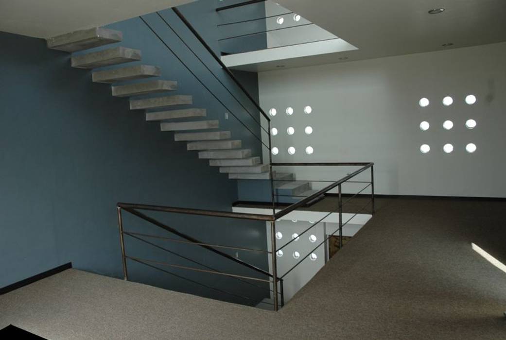 Jardines del Campestre Diseño Corporativo Pasillos, vestíbulos y escaleras minimalistas