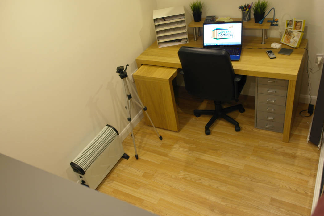 Garden Office with hidden storage shed built by Garden Fortress , Surrey homify مكتب عمل أو دراسة