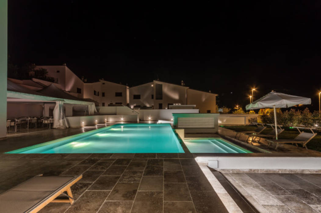 Pavimentazioni esterne in travertino per Resort in Toscana, Pietre di Rapolano Pietre di Rapolano Kolam Renang Modern Batu Pool