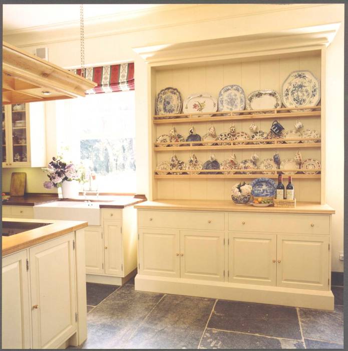 David Hicks Cream Painted Kitchen designed and made by Tim Wood Tim Wood Limited 클래식스타일 주방