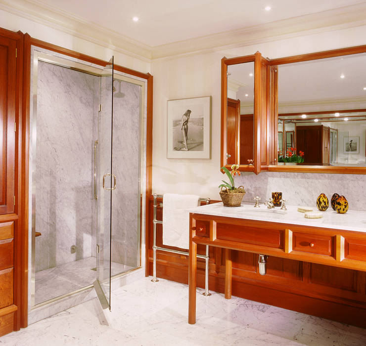 Chelsea Mahogany Bathroom designed and made by Tim Wood Tim Wood Limited Casas de banho clássicas