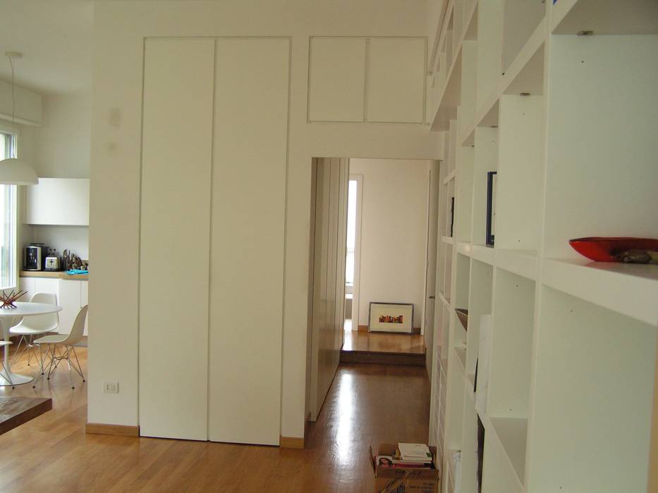 Una casa per 5, Arch. Silvana Citterio Arch. Silvana Citterio Modern corridor, hallway & stairs