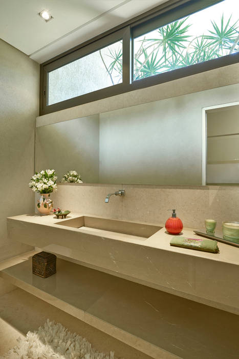 Lavabo com pia esculpida, Casa Amendoeiras. Beth Marquez Interiores Banheiros modernos