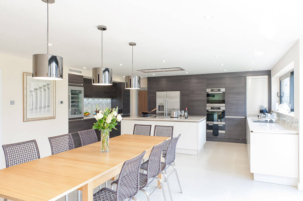 Urban Style Magnolia satin & Terra oak kitchen homify Modern kitchen