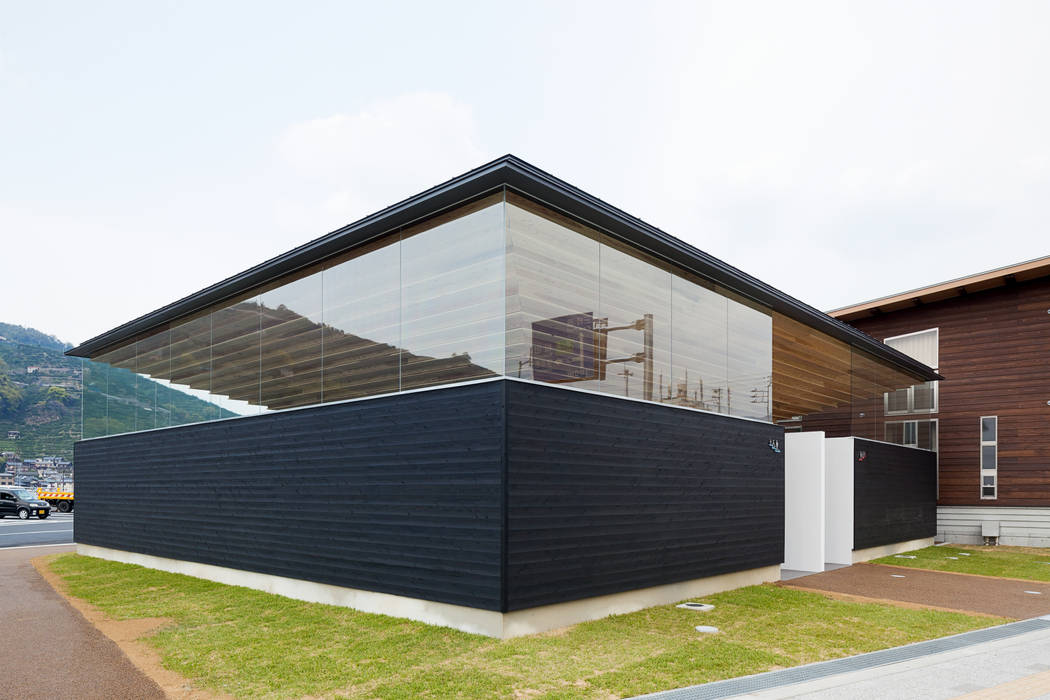 愛媛県八幡浜市の港地区の道の駅のトイレ棟, bUd アトリエ一級建築士事務所 bUd アトリエ一級建築士事務所 Commercial spaces Commercial Spaces