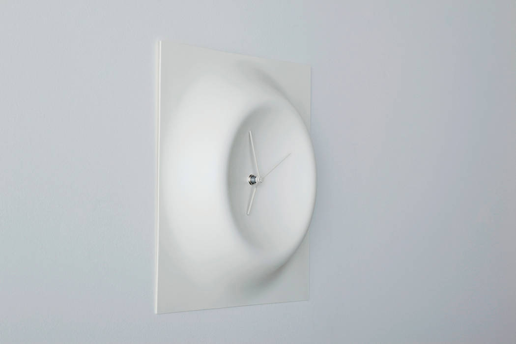 Crater Clock, KENICHIRO OOMORI MOVING DESIGN KENICHIRO OOMORI MOVING DESIGN Livings de estilo minimalista Accesorios y decoración