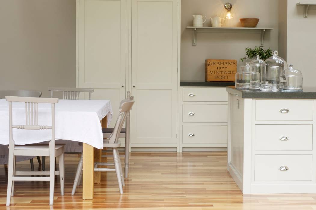 The Newcastle Shaker Kitchen by deVOL deVOL Kitchens Nhà bếp phong cách kinh điển