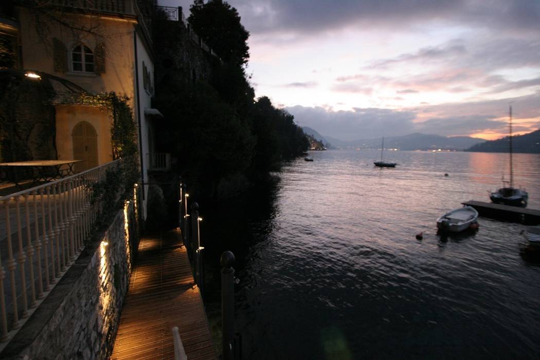 Villa Silva - Torno Lago di Como, Archiluc's - Studio di Architettura Stefano Lucini Architetto Archiluc's - Studio di Architettura Stefano Lucini Architetto Balcone, Veranda & Terrazza in stile classico