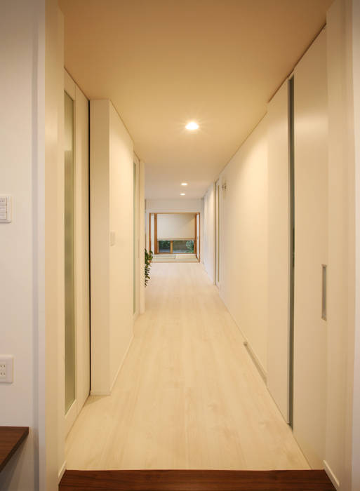 小上りのある家, 吉田設計＋アトリエアジュール 吉田設計＋アトリエアジュール Modern corridor, hallway & stairs