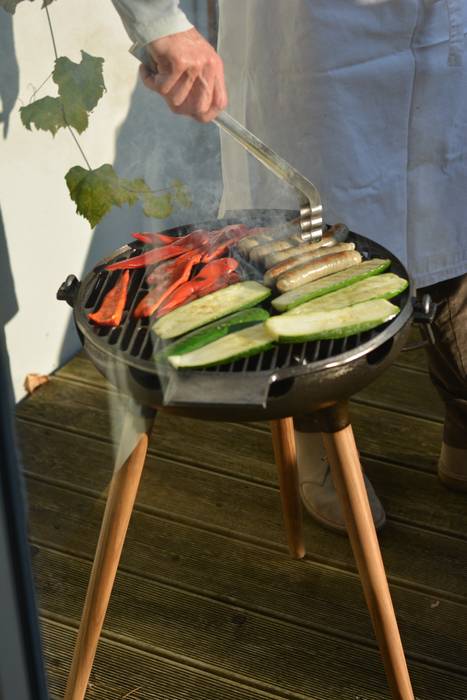 YRON - der BBQ Grill für deinen Garten, Balkon oder deine Terrasse. Auch als Feuerschale nutzbar. Gusseisen und Eichenholz., fp.formgebung fp.formgebung Minimalist Bahçe Ocak & Barbekü