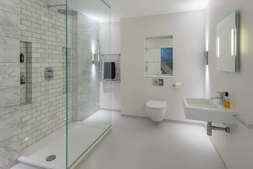 homify Modern bathroom