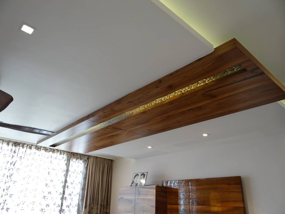 The Wood ceiling with mirror insert homify Modern style bedroom