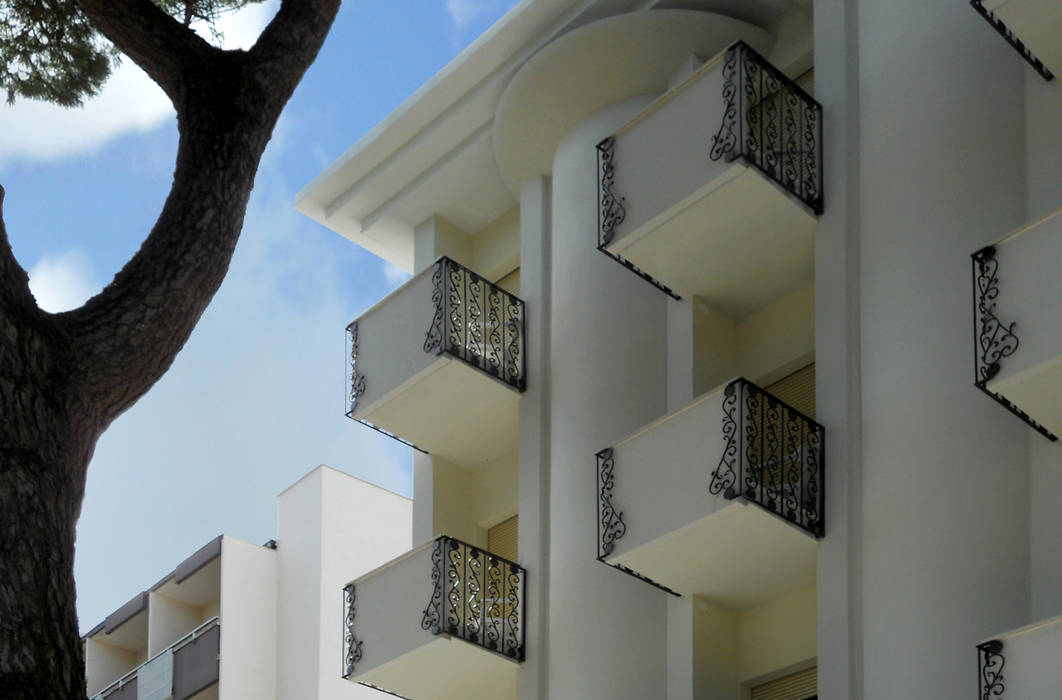 Balconi e colonne GHINELLI ARCHITETTURA Spazi commerciali Hotel