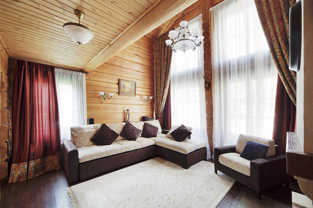 фото штор в интерьере гостиной деревянного дома