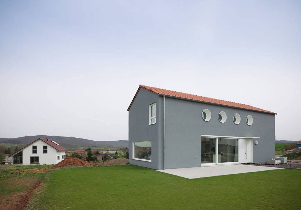 Haus E, Bau Eins Architekten BDA Bau Eins Architekten BDA Moderne Häuser Himmel,Gebäude,Fenster,Anlage,Haus,Grundstück,Gras,Befestigung,Hütte,Schmucklos