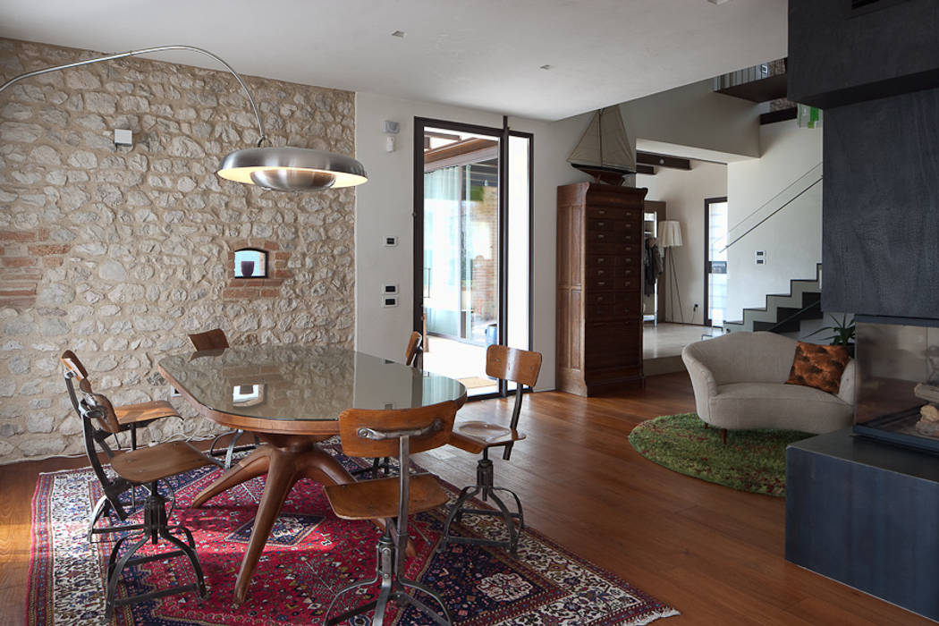 Living room: contrast between Italian vintage forniture, old structural elements and modern style. SARA DALLA SERRA ARCHITETTO Soggiorno eclettico