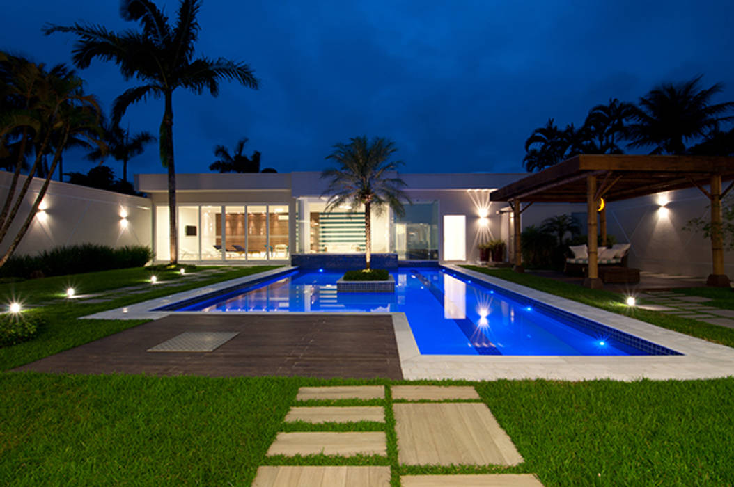 Casa de praia no litoral paulista prima pelo conforto e elegância, Guido Iluminação e Design Guido Iluminação e Design Piscinas modernas