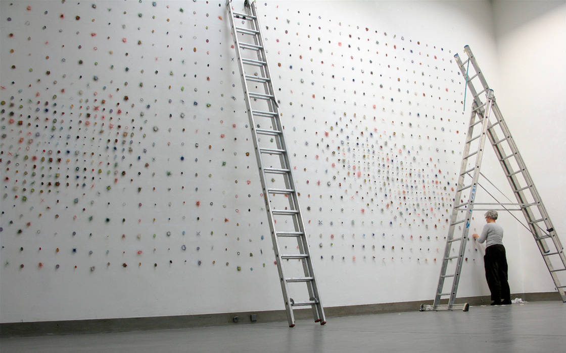 large sampler Dots 2004, 450 x 1000 cm, horsehair, fabric, stitched Marian Bijlenga Other spaces Sculptures