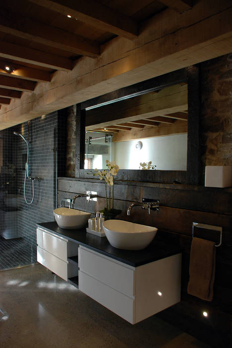 Maer Barn, Bude, Cornwall homify Modern bathroom