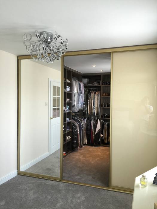 Grey-Beige Zebrano walk-in wardrobe with gold frame sliding doors, Sliding Wardrobes World Ltd Sliding Wardrobes World Ltd Nowoczesna sypialnia Szafy i komody