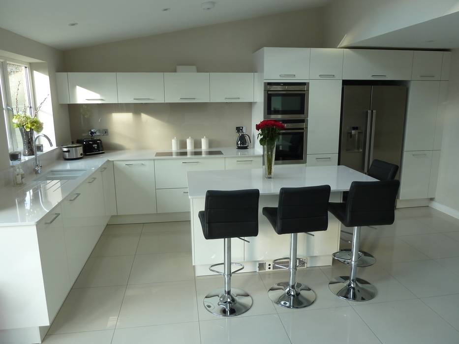 High gloss white with Silestone Blanco Norte worktops Zara Kitchen Design Nowoczesna kuchnia