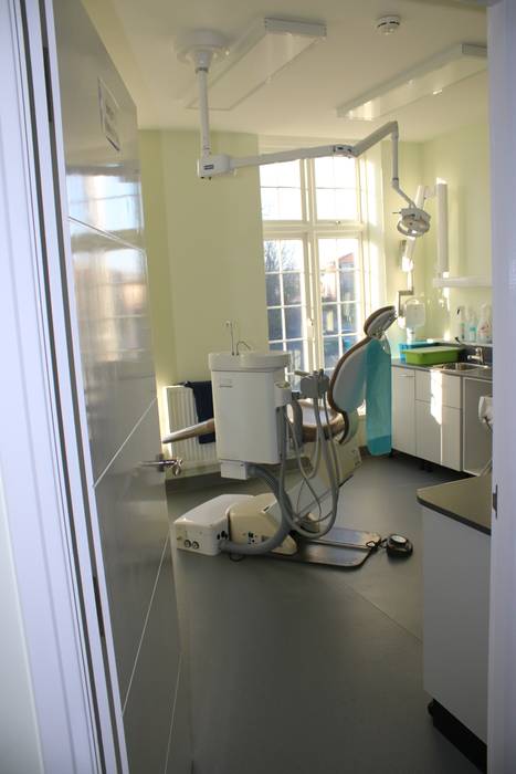 Leighton House Dental Practice, Roberts 21st Century Design Roberts 21st Century Design Commercial spaces Clinics