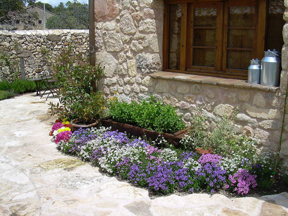 jardín estilo rúestico contacto36 Jardines de estilo rústico Flor,Planta,Propiedad,Edificio,Botánica,Césped,Ventana,Pared,Paisaje,Arbusto