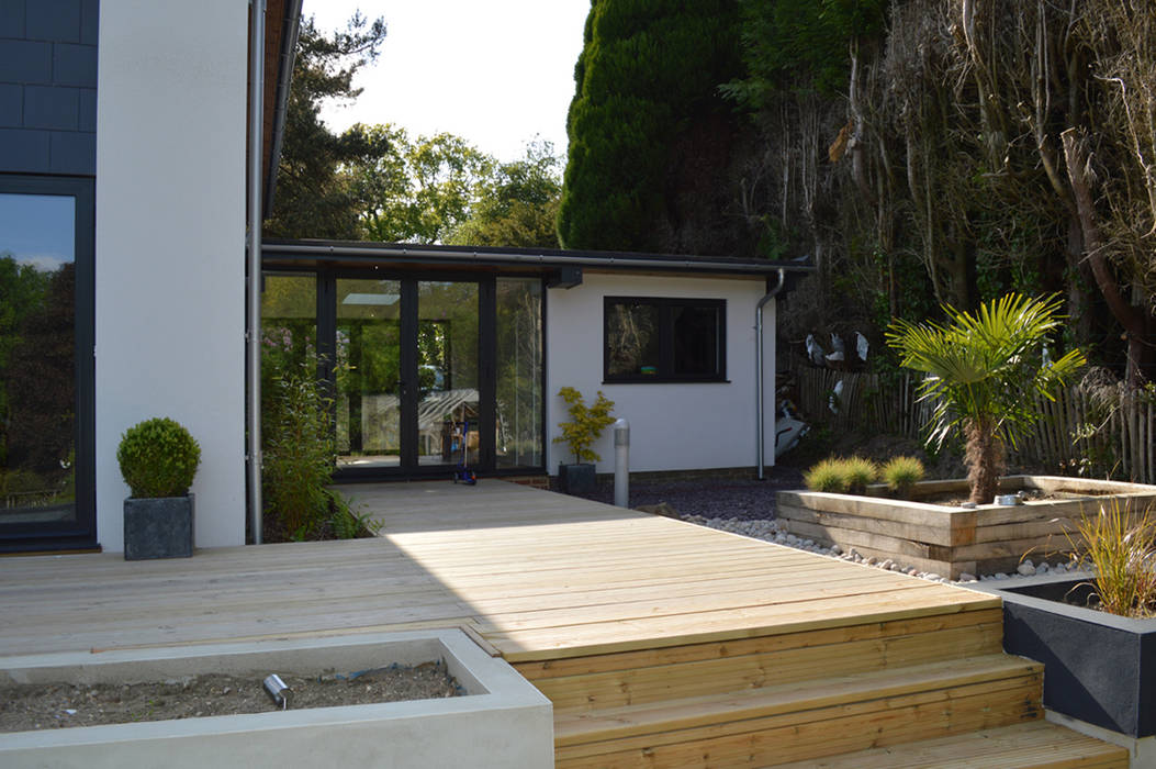 Dual Aspect Entrance Hall & Terrace viewed from the back ArchitectureLIVE Modern home dual aspect,full height glazing,entrance hall,roof light,aluminium framed,double glazing,decking,landscaping,white render,insulated render