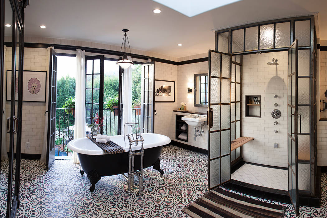 Drummonds Case Study: Loz Feliz Retreat, California homify Modern bathroom Bathtubs & showers