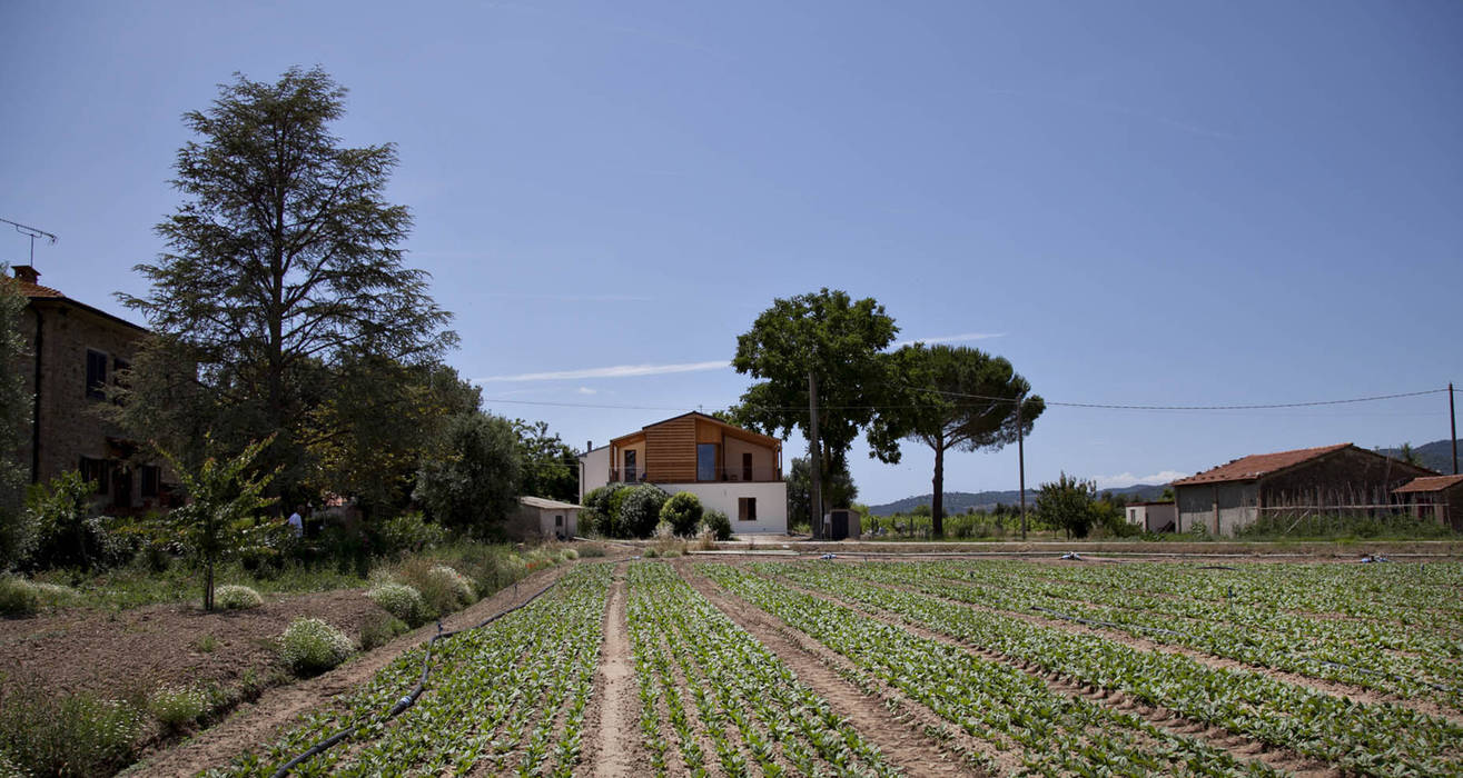 Ristrutturazione ed ampliamento di un fabbricato rurale a Suvereto (LI), mc2 architettura mc2 architettura Casas mediterrânicas