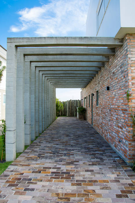 PERGOLA - ABRIGO DE VEÍCULOS SBARDELOTTO ARQUITETURA Casas modernas