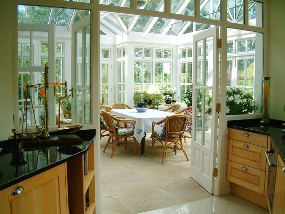 Hardwood Conservatory Hampton Windows クラシカルスタイルの 温室