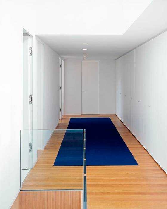 homify Couloir, entrée, escaliers minimalistes