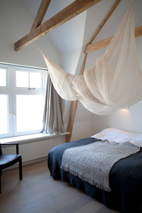 Vakantiehuis Schiermonnikoog, Binnenvorm Binnenvorm Landelijke slaapkamers Klamboe,Meubilair,Raam,Comfort,Schaduw,Hout,Textiel,Interieur ontwerp,Bedframe,Vloer