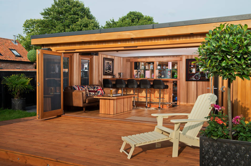 Bespoke garden cinema room with a bar Crown Pavilions モダンデザインの ガレージ・物置