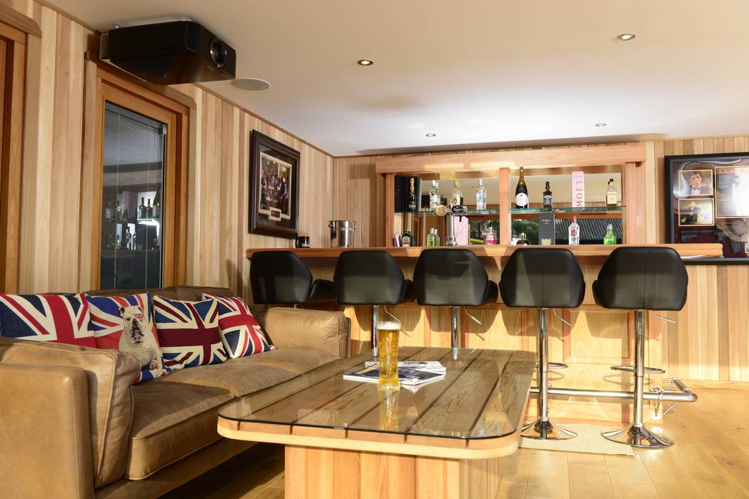 Bespoke garden cinema room with a bar: Garden buildings and summer houses, Crown Pavilions Crown Pavilions 車庫/遮陽棚