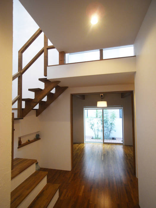 HOUSE T・N, nagena nagena オリジナルスタイルの 玄関&廊下&階段