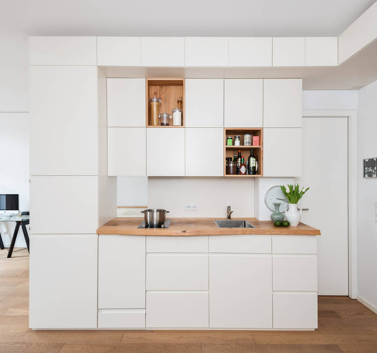 Die Wohnung W und die Bergbuche vom Sonntagshorn, Holzgeschichten Holzgeschichten Modern style kitchen Cabinets & shelves