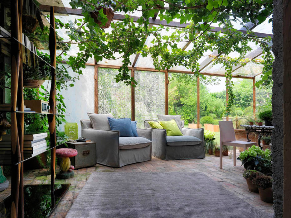 Veranda e soggiorno nella casa di campagna CASAMANIA HORM FACTORY OUTLET Balcone, Veranda & Terrazza in stile rurale Pianta,Ombra,Botanica,Pianta della casa,Interior design,Divano,Apparecchio,Immobiliare,Paesaggio,Soggiorno