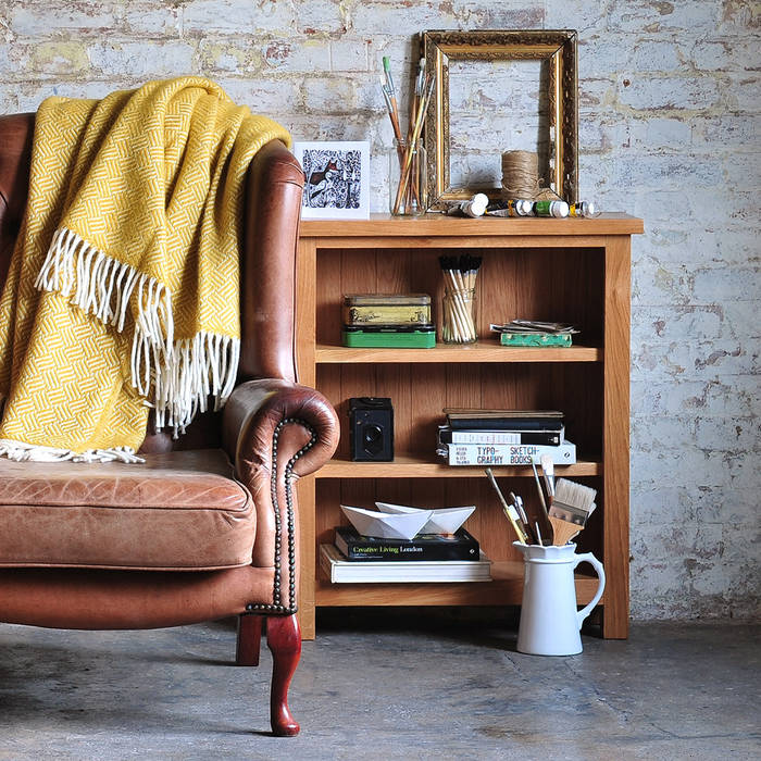 Sterling Oak Low Bookcase The Cotswold Company Salon rural Etagères