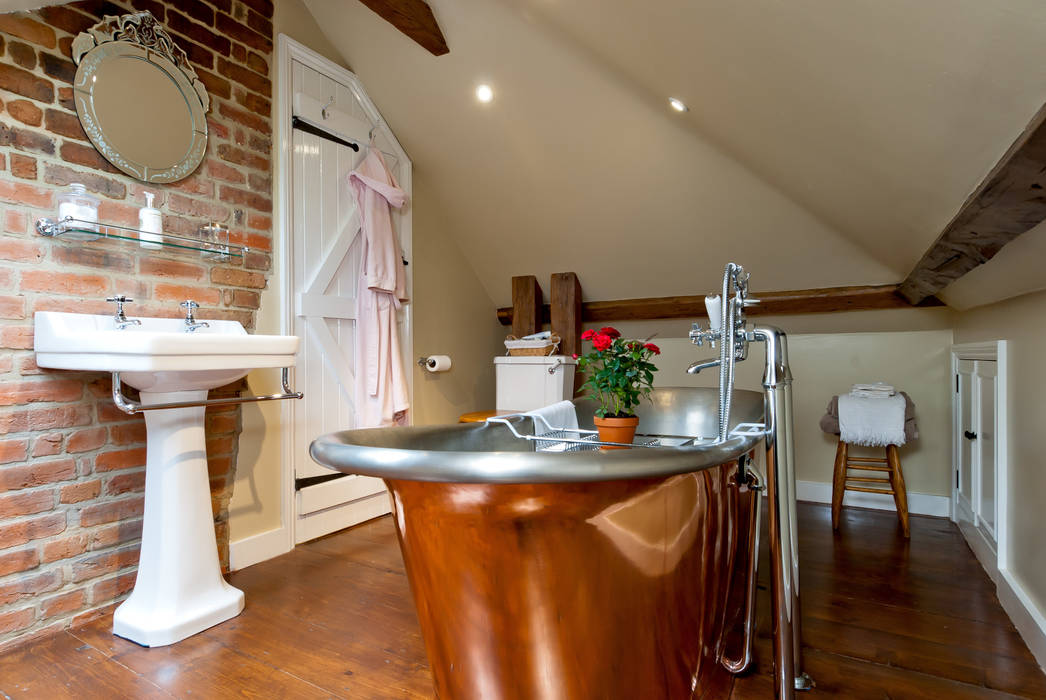 The Old Post Office , A1 Lofts and Extensions A1 Lofts and Extensions Country style bathroom Bathtubs & showers